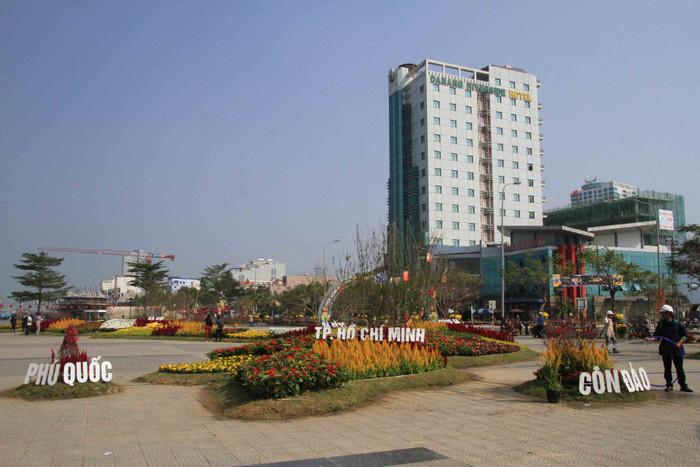 Với không gian, ý tưởng mang tính mới lạ, vườn hoa được kết hình bản đồ Việt Nam với những địa danh khẳng định chủ quyền biển đảo Việt Nam. Với không gian, ý tưởng mang tính mới lạ, vườn hoa được kết hình bản đồ Việt Nam với những địa danh khẳng định chủ quyền biển đảo Việt Nam.