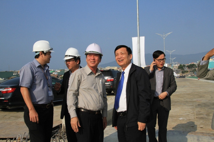 Bí thư Thành ủy Đà Nẵng Trần Thọ (thứ hai từ phải qua) có mặt tại lễ hợp long kiểm tra và căn dặn nhà thầu, đơn vị thi công đẩy nhanh tiến độ nhưng phải đảm bảo chất lượng công trình và đặc biệt là an toàn lao động. Bí thư Thành ủy Đà Nẵng Trần Thọ (thứ hai từ phải qua) có mặt tại lễ hợp long kiểm tra và căn dặn nhà thầu, đơn vị thi công đẩy nhanh tiến độ nhưng phải đảm bảo chất lượng công trình và đặc biệt là an toàn lao động.