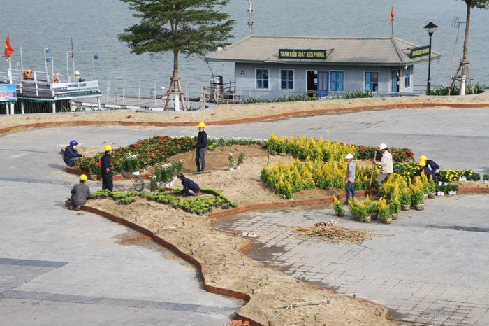 Có rất nhiều loài hoa được trang trí thành hình bản đồ Việt Nam và các quần đảo thuộc chủ quyền Tổ quốc. Có rất nhiều loài hoa được trang trí thành hình bản đồ Việt Nam và các quần đảo thuộc chủ quyền Tổ quốc.