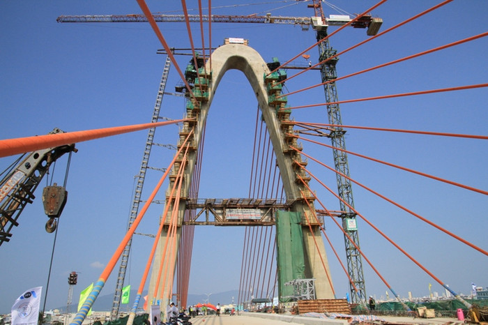 Khi hoàn thành, cầu vượt ngã ba Huế không những giải quyết tình trạng ùn tắc giao thông, giảm tai nạn giao thông tại nút giao thông này mà là điểm nhấn về kiến trúc độc đáo. Khi hoàn thành, cầu vượt ngã ba Huế không những giải quyết tình trạng ùn tắc giao thông, giảm tai nạn giao thông tại nút giao thông này mà là điểm nhấn về kiến trúc độc đáo.