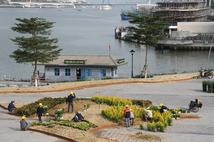 Đường hoa xuân Ất Mùi 2015 phía đông cầu Rồng sẽ là điểm nhấn mà du khách và người dân không thể bỏ qua trong dịp Tết Nguyên đán này. Đường hoa xuân Ất Mùi 2015 phía đông cầu Rồng sẽ là điểm nhấn mà du khách và người dân không thể bỏ qua trong dịp Tết Nguyên đán này.