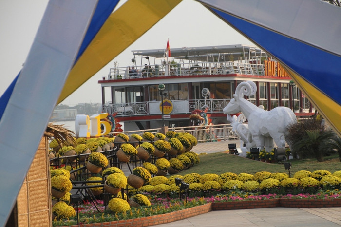 Đàn dê trắng cũng được đơn vị thi công bố trí phía Tây cầu Rồng... Đàn dê trắng cũng được đơn vị thi công bố trí phía Tây cầu Rồng...