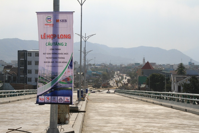 Đường dẫn hai bên cầu cũng đang dần hoàn thiện... Đường dẫn hai bên cầu cũng đang dần hoàn thiện...