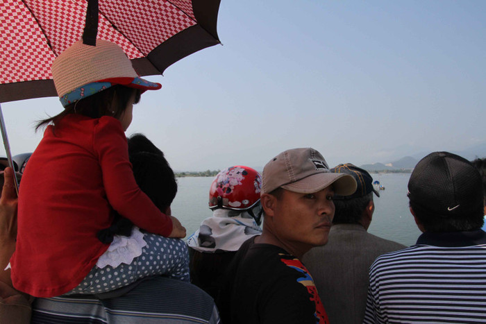 Nhiều người còn mang theo con nhỏ ra bờ sông cổ vũ...