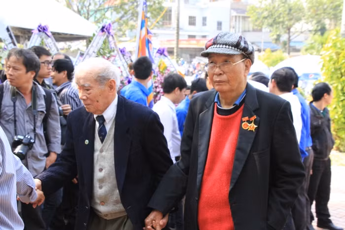 Những cụ già sức khỏe đã yếu nhưng vẫn nắm tay nhau để cùng nhau đến thắp nén nhang viếng ông Nguyễn Bá Thanh lần cuối.