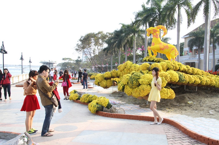 Ngay từ chiều 9/2, giới trẻ Đà Nẵng đã "mê mẩn" khung cảnh đẹp và thơ mộng trên đường hoa xuân này. Nhiều bạn trẻ không bỏ lỡ cơ hội để ghi lại những khoảnh khắc đẹp của mùa xuân... Ngay từ chiều 9/2, giới trẻ Đà Nẵng đã "mê mẩn" khung cảnh đẹp và thơ mộng trên đường hoa xuân này. Nhiều bạn trẻ không bỏ lỡ cơ hội để ghi lại những khoảnh khắc đẹp của mùa xuân...