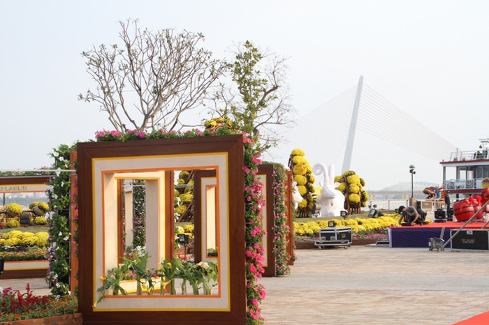 Phía Tây cầu Rồng cũng được sắp đặt nhiều "ô cửa mùa xuân" và nhiều tiểu cảnh rực rỡ hoa khác... Phía Tây cầu Rồng cũng được sắp đặt nhiều "ô cửa mùa xuân" và nhiều tiểu cảnh rực rỡ hoa khác...