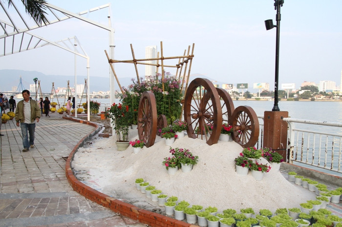 Dọc vỉa hè đường Bạch Đằng, nhiều cụm hoa với kiến trúc độc đáo được dựng lên... Dọc vỉa hè đường Bạch Đằng, nhiều cụm hoa với kiến trúc độc đáo được dựng lên...