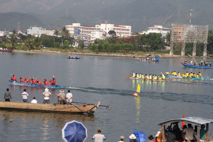 Tham gia giải có 12 đội đua thuyền với hơn 150 vận động viên nam nữ đến từ các quận, huyện ở TP Đà Nẵng gồm: Cẩm Lệ, Ngũ Hành Sơn, Liên Chiểu, huyện Hòa Vang và đội đua thuyền thị trấn Lăng Cô (Thừa Thiên – Huế).