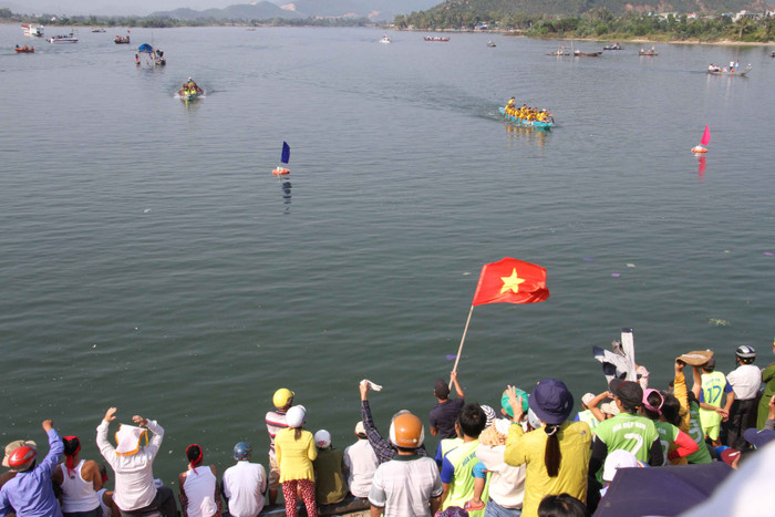 Trên bờ khán giả cổ vũ rất nhiệt tình...