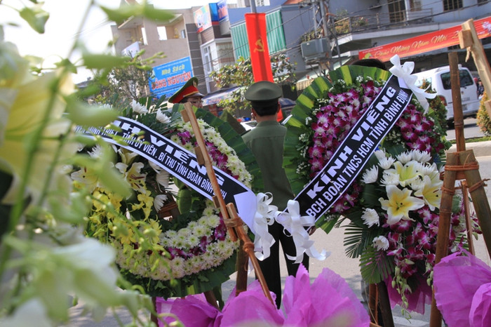 Chiều nay, nhiều vòng hoa, đoàn thể, đại diện của các tỉnh, thành trên mọi miền đất nước cũng đã về viếng ông Nguyễn Bá Thanh. Theo Ban Nội chính Trung ương, lễ truy điệu được tổ chức vào 9h30 ngày 16/2 (nhằm ngày 28 Tết Ất Mùi). Sau đó ông Thanh được an táng tại nghĩa trang gia tộc, xã Hòa Tiến, huyện Hòa Vang, TP Đà Nẵng. Chiều nay, nhiều vòng hoa, đoàn thể, đại diện của các tỉnh, thành trên mọi miền đất nước cũng đã về viếng ông Nguyễn Bá Thanh. Theo Ban Nội chính Trung ương, lễ truy điệu được tổ chức vào 9h30 ngày 16/2 (nhằm ngày 28 Tết Ất Mùi). Sau đó ông Thanh được an táng tại nghĩa trang gia tộc, xã Hòa Tiến, huyện Hòa Vang, TP Đà Nẵng.