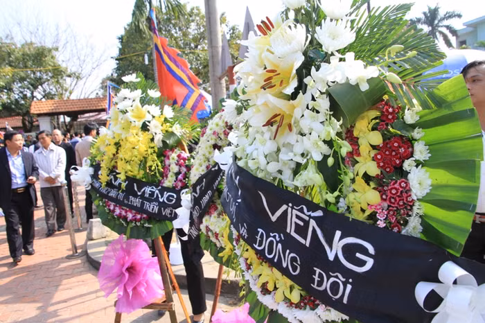 Nhiều vòng hoa kính viếng được đặt trước cổng...