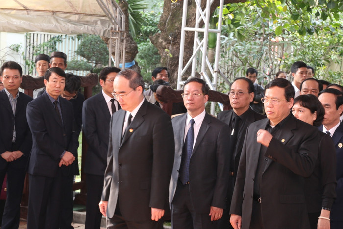 ...Trong đó, có nhiều vị lãnh đạo, nguyên lãnh đạo cao cấp của Đảng, Nhà nước, Chính phủ, các bộ ngành TƯ và các địa phương bạn trong cả nước đến viếng. Trong ảnh là đoàn Ủy ban Trung ương MTTQ Việt Nam do ông Nguyễn Thiện Nhân, Chủ tịch Ủy ban dẫn đầu vào viếng ông Nguyễn Bá Thanh. ...Trong đó, có nhiều vị lãnh đạo, nguyên lãnh đạo cao cấp của Đảng, Nhà nước, Chính phủ, các bộ ngành TƯ và các địa phương bạn trong cả nước đến viếng. Trong ảnh là đoàn Ủy ban Trung ương MTTQ Việt Nam do ông Nguyễn Thiện Nhân, Chủ tịch Ủy ban dẫn đầu vào viếng ông Nguyễn Bá Thanh.