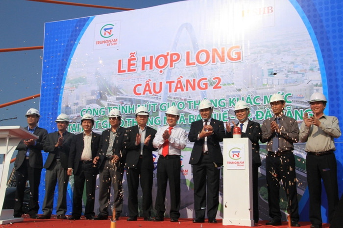 Chiều 12/2, Tập đoàn Trung Nam (Trung Nam Group) đã tổ chức hợp long tầng 2 (tầng cuối cùng, tính cả tầng trệt thì đây là cây cầu có 3 tầng) cầu vượt ngã ba Huế. Chiều 12/2, Tập đoàn Trung Nam (Trung Nam Group) đã tổ chức hợp long tầng 2 (tầng cuối cùng, tính cả tầng trệt thì đây là cây cầu có 3 tầng) cầu vượt ngã ba Huế.