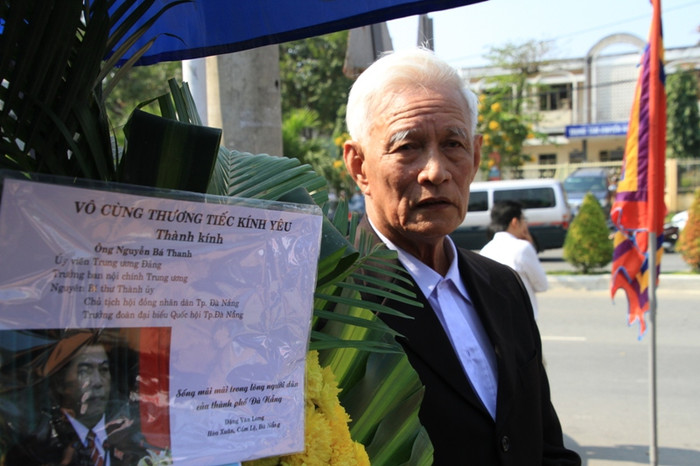 Ông Đặng Văn Long (trú Cẩm Chánh, Hòa Xuân, quận Cẩm Lệ, Đà Nẵng) mang vòng hoa và cuốn sách chính tay ông viết về ông Nguyễn Bá Thanh tới viếng...Nội dung cuốn sách nói về những việc mà ông Thanh đã làm được cho thành phố Đà Nẵng và tình cảm mến yêu mà ông Long cũng như nhiều người dân đối với ông Thanh. Ông Đặng Văn Long (trú Cẩm Chánh, Hòa Xuân, quận Cẩm Lệ, Đà Nẵng) mang vòng hoa và cuốn sách chính tay ông viết về ông Nguyễn Bá Thanh tới viếng...Nội dung cuốn sách nói về những việc mà ông Thanh đã làm được cho thành phố Đà Nẵng và tình cảm mến yêu mà ông Long cũng như nhiều người dân đối với ông Thanh.