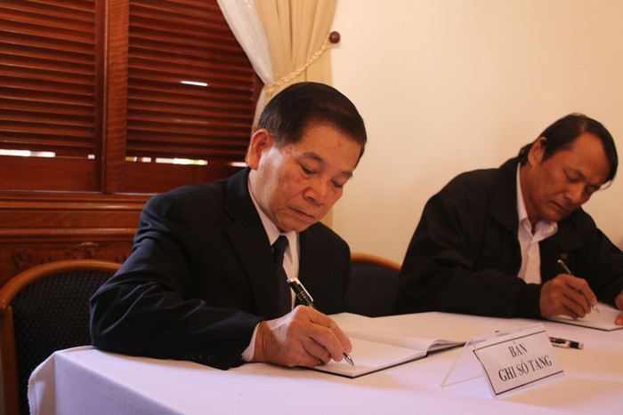 "Tháng trước ra thăm Bá Thanh, vẫn còn hy vọng. Thế mà hôm nay Thanh đã ra đi để lại bao nỗi tiếc thương, đau xót cho anh em, đồng chí. Bên ngoài, nhân dân, bạn bè đến viếng Bá Thanh đông lắm, Thanh có biết không?. Có ai biết, trong đau thương lại có tự hào?. Vĩnh biệt Thanh, người đồng chí, người bạn, người em thân thương", nguyên Chủ tịch nước Nguyễn Minh Triết ghi những dòng tiếc thương trong sổ tang ông Nguyễn Bá Thanh. "Tháng trước ra thăm Bá Thanh, vẫn còn hy vọng. Thế mà hôm nay Thanh đã ra đi để lại bao nỗi tiếc thương, đau xót cho anh em, đồng chí. Bên ngoài, nhân dân, bạn bè đến viếng Bá Thanh đông lắm, Thanh có biết không?. Có ai biết, trong đau thương lại có tự hào?. Vĩnh biệt Thanh, người đồng chí, người bạn, người em thân thương", nguyên Chủ tịch nước Nguyễn Minh Triết ghi những dòng tiếc thương trong sổ tang ông Nguyễn Bá Thanh.