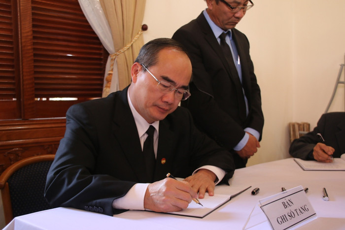 Sau đó, ông Nguyễn Thiện Nhân đã ghi vào sổ tang ông Nguyễn Bá Thanh... Sau đó, ông Nguyễn Thiện Nhân đã ghi vào sổ tang ông Nguyễn Bá Thanh...