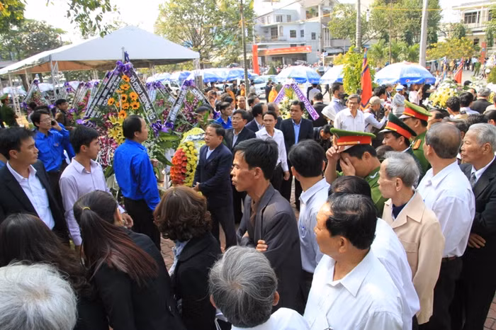 Chiều 14/2, các ban ngành, đoàn thể, các địa phương và người dân đã vào viếng ông Nguyễn Bá Thanh tại nhà riêng (189 đường Cách mạng Tháng Tám, phường Khuê Trung, quận Cẩm Lệ, Đà Nẵng).