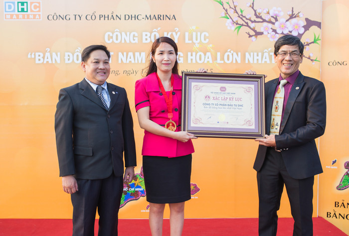 "Bản đồ Việt Nam bằng hoa lớn nhất" được trao chứng nhận kỷ lục vào chiều tối ngày 14/2 vừa qua. "Bản đồ Việt Nam bằng hoa lớn nhất" được trao chứng nhận kỷ lục vào chiều tối ngày 14/2 vừa qua.