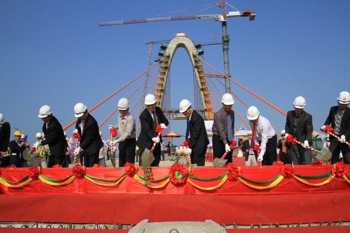 Lãnh đạo Bộ Giao thông vận tải, Thành ủy, UBND TP Đà Nẵng và các ban ngành liên quan đã xúc những khối trộn bê-tông đổ xuống điểm nối cuối cùng, chính thức hợp long tầng 2 của cây cầu được đầu tư giai đoạn 1 hơn 1.700 tỷ đồng theo hình thức đầu tư BT. Lãnh đạo Bộ Giao thông vận tải, Thành ủy, UBND TP Đà Nẵng và các ban ngành liên quan đã xúc những khối trộn bê-tông đổ xuống điểm nối cuối cùng, chính thức hợp long tầng 2 của cây cầu được đầu tư giai đoạn 1 hơn 1.700 tỷ đồng theo hình thức đầu tư BT.