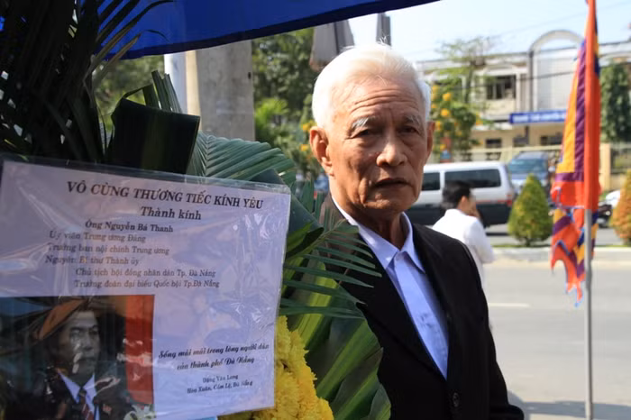 Ông Đặng Văn Long (trú Cẩm Chánh, Hòa Xuân, quận Cẩm Lệ, Đà Nẵng) mang vòng hoa và cuốn sách chính tay ông viết về ông Nguyễn Bá Thanh tới viếng...Nội dung cuốn sách nói về những việc mà ông Thanh đã làm được cho thành phố Đà Nẵng và tình cảm mến yêu mà ông Long cũng như nhiều người dân đối với ông Thanh.