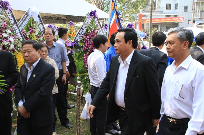 Nguyên Chủ tịch UBND TP Đà Nẵng Văn Hữu Chiến (người thứ hai từ phải qua, vừa mới nghỉ hưu) đến viếng ông Nguyễn Bá Thanh chiều nay. Ông Chiến từng tâm sự về ông Thanh "nhìn thì nghiêm khắc bề ngoài, nhưng với anh em rất tình cảm. Tính cách đó luôn được thể hiện rõ". Nguyên Chủ tịch UBND TP Đà Nẵng Văn Hữu Chiến (người thứ hai từ phải qua, vừa mới nghỉ hưu) đến viếng ông Nguyễn Bá Thanh chiều nay. Ông Chiến từng tâm sự về ông Thanh "nhìn thì nghiêm khắc bề ngoài, nhưng với anh em rất tình cảm. Tính cách đó luôn được thể hiện rõ".