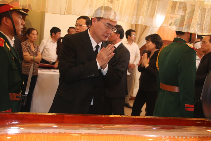 Ông Nguyễn Thiện Nhân không kìm được xúc động khi đứng bên linh cữu ông Nguyễn Bá Thanh.... Ông Nguyễn Thiện Nhân không kìm được xúc động khi đứng bên linh cữu ông Nguyễn Bá Thanh....