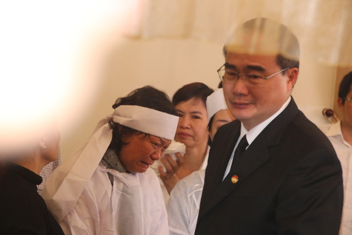 ...và nước mắt ngấn lệ... ...và nước mắt ngấn lệ...