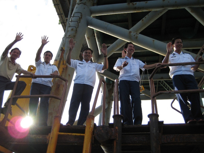 Các chiến sỹ nhà giàn DK 1-7 ngày đêm bám trụ bảo vệ thềm lục địa thiêng liêng của Tổ quốc... Các chiến sỹ nhà giàn DK 1-7 ngày đêm bám trụ bảo vệ thềm lục địa thiêng liêng của Tổ quốc...