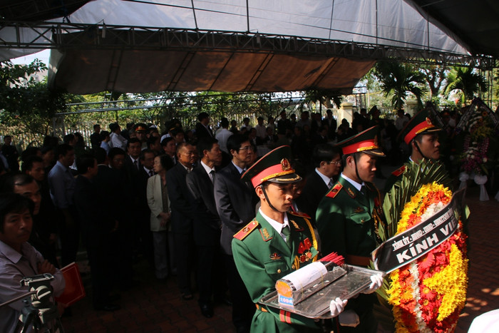 Đến chiều tối ngày 14/2, có rất nhiều đoàn đại biểu lãnh đạo các bộ ngành, tỉnh thành trên cả nước và người dân đã đến viếng và gửi vòng hoa viếng ông Nguyễn Bá Thanh. Đến chiều tối ngày 14/2, có rất nhiều đoàn đại biểu lãnh đạo các bộ ngành, tỉnh thành trên cả nước và người dân đã đến viếng và gửi vòng hoa viếng ông Nguyễn Bá Thanh.