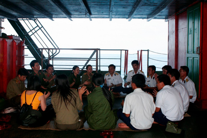 Mỗi lúc có đoàn ra thăm đảo, tình cảm giữa đất liền và đảo xa càng xích lại gần nhau hơn. Mỗi lúc có đoàn ra thăm đảo, tình cảm giữa đất liền và đảo xa càng xích lại gần nhau hơn.