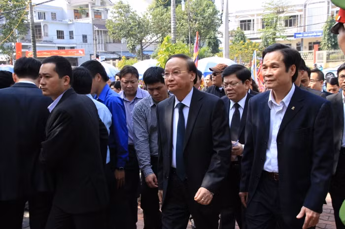 Trưởng Ban Tổ chức Trung ương Tô Huy Rứa cùng lãnh đạo TP Đà Nẵng vào viếng ông Nguyễn Bá Thanh.