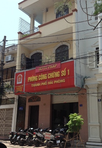 Mặc dù không có mặt bà Giang nhưng Phòng Công chứng số 01 - Sở Tư pháp Hải Phòng vẫn thực hiện công chứng thành công cho ông Mười và người nhận chuyển nhượng, hậu quả là 02 ngôi nhà là tài sản chung được "tẩu tán" trót lọt cho người khác.