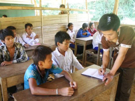 Cần thiết hỗ trợ giáo viên, nhân viên chăm sóc, cho các em học sinh ăn trưa. Cần thiết hỗ trợ giáo viên, nhân viên chăm sóc, cho các em học sinh ăn trưa.