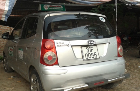Hai xe taxi "dù" này đều do ông Vương Văn Bá, Đội trưởng Đội Thanh tra GTVT huyện Phúc Thọ (Hà Nội) đứng tên chủ sở hữu.