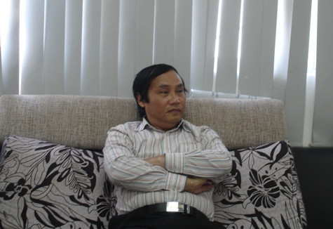 Ông Đỗ Công Hân, Giám đốc BV GTVT TP.Hồ Chí Minh lấy lý do “bí người” nên đưa bác sỹ vào khám các khoa không được đào tạo. Ông cũng cho rằng: "Khám sức khỏe lái xe rất đơn giản, tiêu chuẩn không cao, chủ yếu khám mắt, ngón chân, ngón tay chứ các hệ thống bệnh khác thì không đi sâu lắm…”. Ông Đỗ Công Hân, Giám đốc BV GTVT TP.Hồ Chí Minh lấy lý do “bí người” nên đưa bác sỹ vào khám các khoa không được đào tạo. Ông cũng cho rằng: "Khám sức khỏe lái xe rất đơn giản, tiêu chuẩn không cao, chủ yếu khám mắt, ngón chân, ngón tay chứ các hệ thống bệnh khác thì không đi sâu lắm…”.