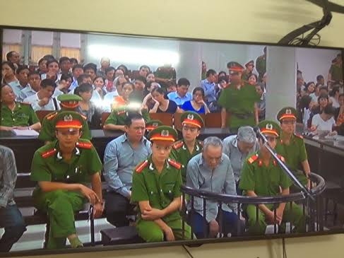 Chiều nay, 9/5, TAND TP.Hà Nội đưa vụ án lừa đảo bán nhà giãn dân phố cổ ra xét xử. Chiều nay, 9/5, TAND TP.Hà Nội đưa vụ án lừa đảo bán nhà giãn dân phố cổ ra xét xử.