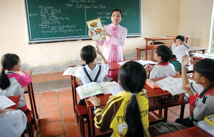 Một cuốn sách kiến thức văn hóa - giáo dục có nhiều sai sót ảnh 2 'Dạy học cả ngày', gánh nặng đang đè lên vai giáo viên vùng cao