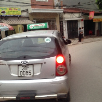 Hai chiếc taxi "dù" mang lo go, phù hiệu, số điện thoại của hãng taxi Sông Hồng bị Công an quận Hoàng Mai phát hiện vào ngày 16/4/2014. Hai chiếc taxi "dù" mang lo go, phù hiệu, số điện thoại của hãng taxi Sông Hồng bị Công an quận Hoàng Mai phát hiện vào ngày 16/4/2014.