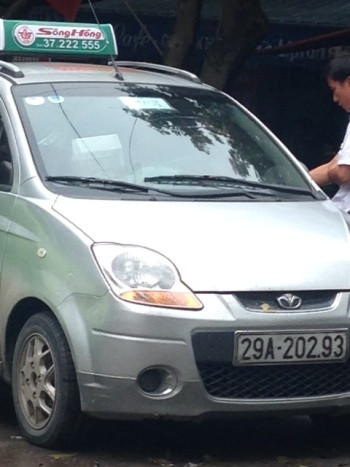 2 chiếc taxi “dù” mang BKS 31F-0085 và 29A-20293 đều do một người đăng ký tên chủ xe là: Vương Văn Bá. hiện là Đội trưởng Đội Thanh tra giao thông Phúc Thọ (Hà Nội). 2 chiếc taxi “dù” mang BKS 31F-0085 và 29A-20293 đều do một người đăng ký tên chủ xe là: Vương Văn Bá. hiện là Đội trưởng Đội Thanh tra giao thông Phúc Thọ (Hà Nội).