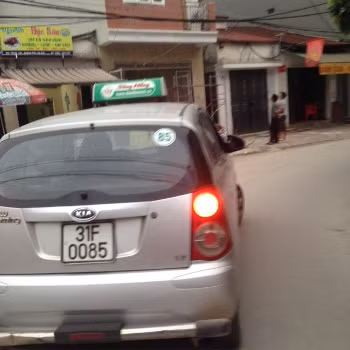 Hai chiếc taxi "dù" mang lo go, phù hiệu, số điện thoại của hãng taxi Sông Hồng bị Công an quận Hoàng Mai phát hiện vào ngày 16/4/2014. Hai chiếc taxi "dù" mang lo go, phù hiệu, số điện thoại của hãng taxi Sông Hồng bị Công an quận Hoàng Mai phát hiện vào ngày 16/4/2014.