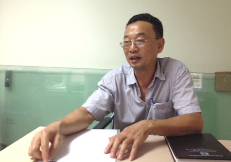 Ông Nguyễn Văn Hùng, Thanh tra của Hãng taxi Sông Hồng cho biết, hãng chưa biết thông tin gì về 02 chiếc xe "dù" bị Công an quận Hoàng Mai bắt giữ. Ông Nguyễn Văn Hùng, Thanh tra của Hãng taxi Sông Hồng cho biết, hãng chưa biết thông tin gì về 02 chiếc xe "dù" bị Công an quận Hoàng Mai bắt giữ.