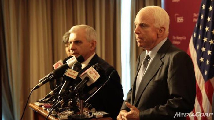 Thượng nghị sĩ John McCain trả lời báo chí tại Đối thoại Shangri-la 2015. Thượng nghị sĩ John McCain trả lời báo chí tại Đối thoại Shangri-la 2015.