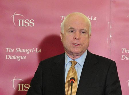 Thượng nghị sĩ John McCain tại Đối thoại Shangri-la. Thượng nghị sĩ John McCain tại Đối thoại Shangri-la.