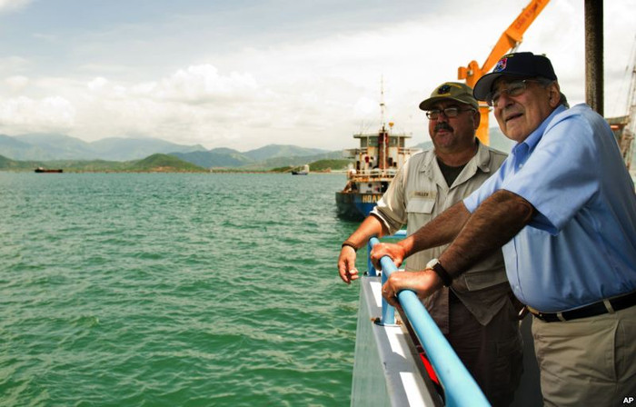 Bộ trưởng Quốc phòng Mỹ Leon Panetta thăm vịnh Cam Ranh năm 2012. Bộ trưởng Quốc phòng Mỹ Leon Panetta thăm vịnh Cam Ranh năm 2012.