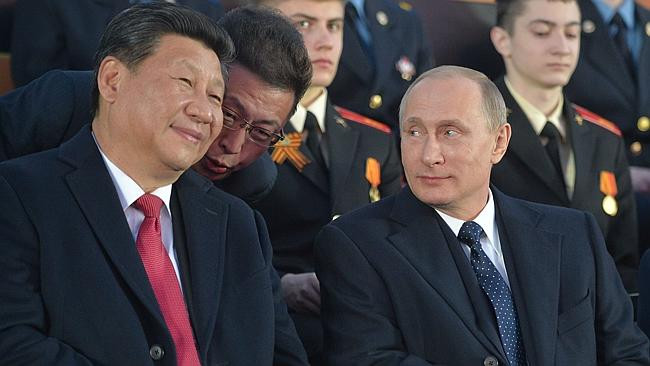 Tập Cận Bình và Putin thường xuyên "chụm đầu ghé tai" trao đổi trên lễ đài trong lễ duyệt binh 9/5. Tập Cận Bình và Putin thường xuyên "chụm đầu ghé tai" trao đổi trên lễ đài trong lễ duyệt binh 9/5.
