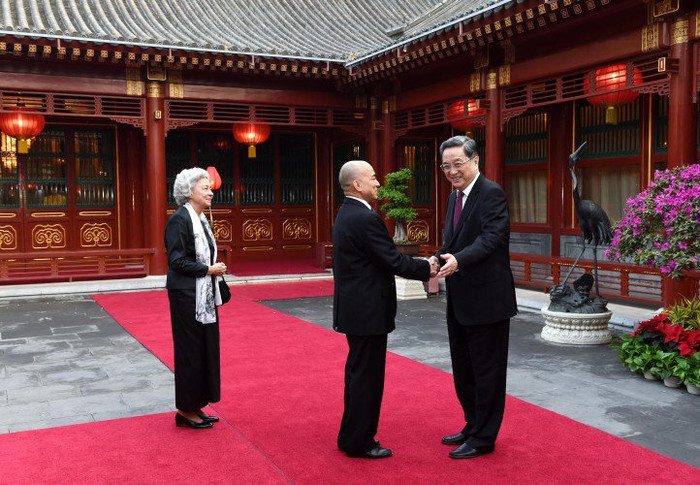 Du Chính Thanh tiếp mẹ con Quốc vương Campuchia tại Trung Nam Hải hôm 17/4, đúng ngày Khmer Đỏ lên làm mưa làm gió ở Campuchia và gây ra tội diệt chủng kinh hoàng. Bắc Kinh đã không có một chút sám hối nào. Du Chính Thanh tiếp mẹ con Quốc vương Campuchia tại Trung Nam Hải hôm 17/4, đúng ngày Khmer Đỏ lên làm mưa làm gió ở Campuchia và gây ra tội diệt chủng kinh hoàng. Bắc Kinh đã không có một chút sám hối nào.