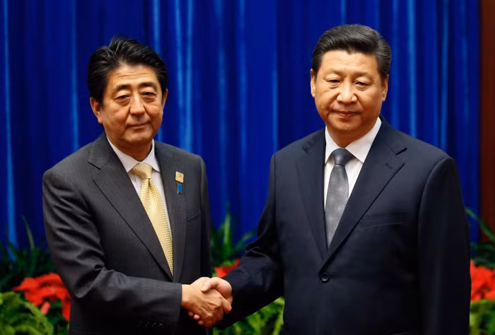 Vẻ mặt khiên cưỡng của ông Tập Cận Bình khi tiếp ông Shinzo Abe tại Bắc Kinh bên lề hội nghị thượng đỉnh APEC năm ngoái. Vẻ mặt khiên cưỡng của ông Tập Cận Bình khi tiếp ông Shinzo Abe tại Bắc Kinh bên lề hội nghị thượng đỉnh APEC năm ngoái.