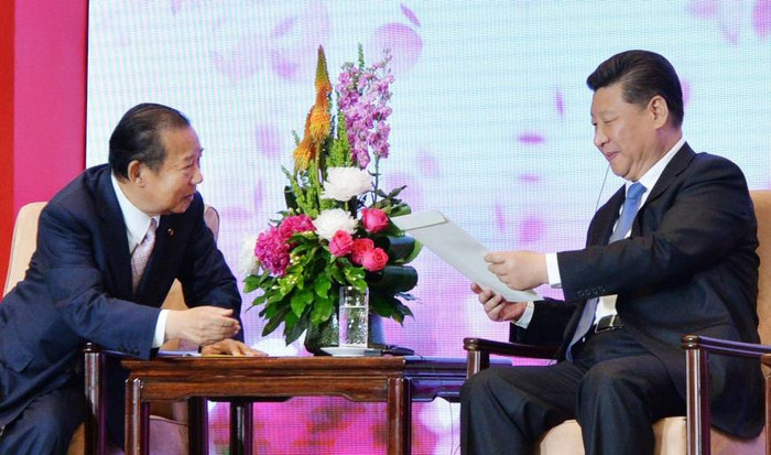 Ông Tập Cận Bình nhận thư tay của Thủ tướng Shinzo Abe. Ảnh: The Japan Times. Ông Tập Cận Bình nhận thư tay của Thủ tướng Shinzo Abe. Ảnh: The Japan Times.