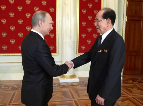 Tổng thống Nga Vladimir Putin tiếp Chủ tịch Quốc hội Triều Tiên Kim Jong-nam tại Điện Kremlin. Ảnh: AP. Tổng thống Nga Vladimir Putin tiếp Chủ tịch Quốc hội Triều Tiên Kim Jong-nam tại Điện Kremlin. Ảnh: AP.